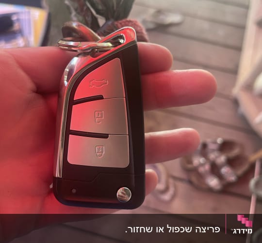 מפתח רכב על רקע רצפת עץ